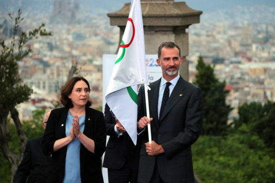 Ada Colau and the King of Spain with the olympic flag in July 2017 (by Àlex Recolons)